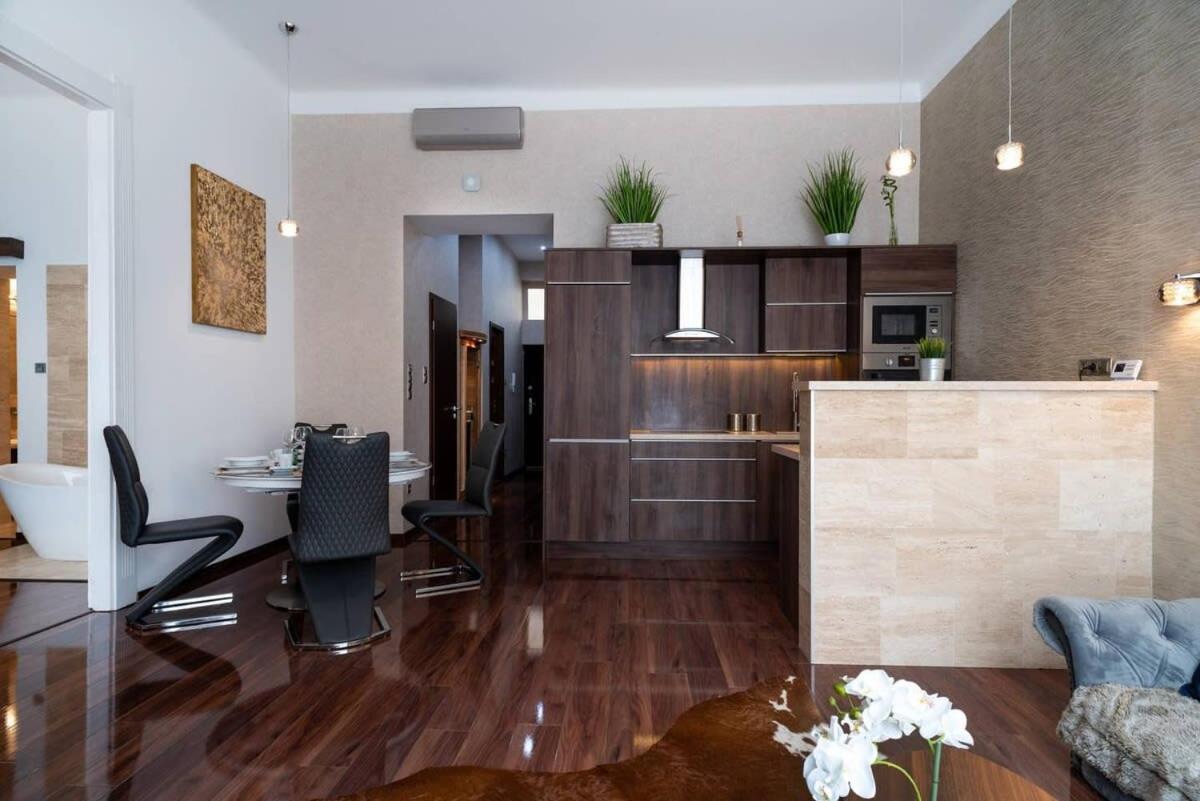 Central Luxy Design Apartment Budapest Bagian luar foto